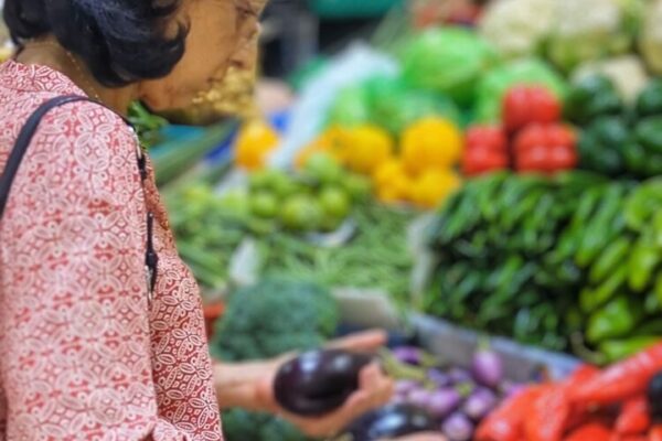 Dubai waterfront market tour - Shopping for produce