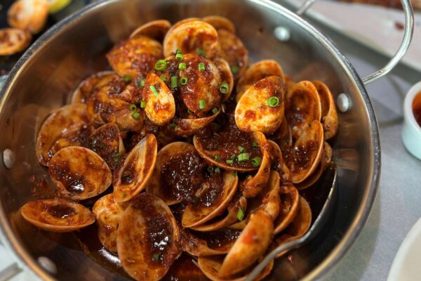 Waterfront Market tour lunch - clams